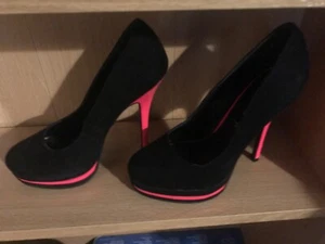 black stilletos size 5/38. 4” heel, in pink, and pink stripe front of shoe. - Picture 1 of 4