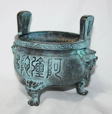 Censario trípode chino de bronce fundido - asas y pies de dragón - texto y motivo floral Foto 1 de 4
