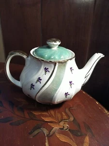 Tetera Boston De Colección - Patrón Floral Remolino Verde y Blanco con Borde Dorado/Acento - Imagen 1 de 22