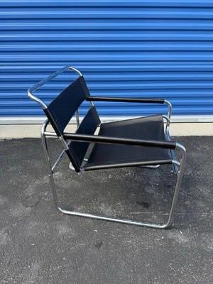 Sillón Mid Century Moderno Estilo Wassily Cuero Negro Tubular Italiano Ver Foto 1 de 4