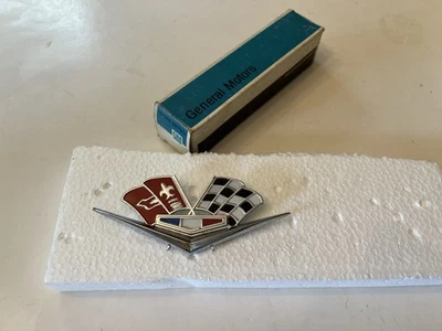 Nos gm 1962-1963 Corvette guardabarros emblema gm#3792000 poste en la parte posterior tenía tuercas puestas Foto 1 de 4