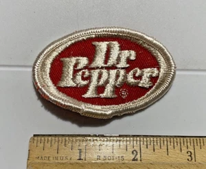 Parche insignia bordado ovalado logotipo de bebida Dr. Pepper Soda Pop 2,75" - Imagen 1 de 3