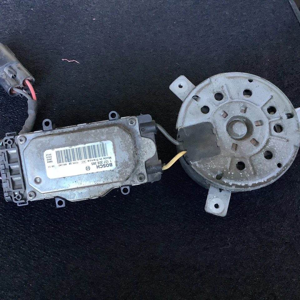 Conjunto de ventilador de refrigeración del radiador del motor Volvo OEM con cubierta para S40 V50 C30 C70 Foto 1 de 3