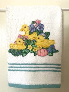 Toalla de mano de baño de Pascua para pollitos y flores blanca/verde hecha a mano - Imagen 1 de 4