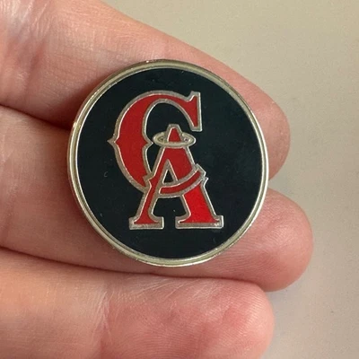 Prendedor de solapa vintage de esmalte redondo negro “CA” de California Angels MLB Foto 1 de 3