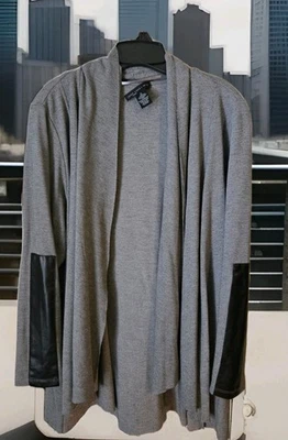 Cárdigan Gris y Negro con Diseño Elegante 1X de Joan Vass Foto 1 de 4