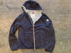 Moncler Jungen Regenjacke mit Kapuze dunkelblau Gr. 14 getragen - Bild 1 von 9