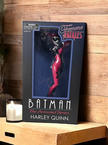Diamond Gallery Batman: TAS Femme Fatales Harley Quinn PVC Statue Cover