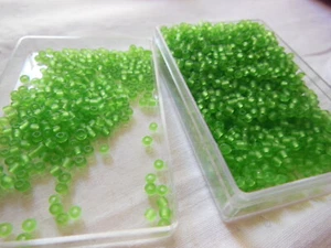 Lot environ 21 grammes de perles rocaille vert mat dépoli n°20 - Bild 1 von 3