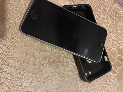 Apple iPhone SE - 32GB - Silver (Unlocked) A1662 (CDMA + GSM) - Image 1 of 4