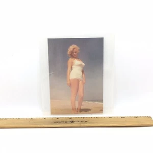 Marilyn Monroe weißer Badeanzug am Strand Sam Shaw Bild Promi Druck - Bild 1 von 3