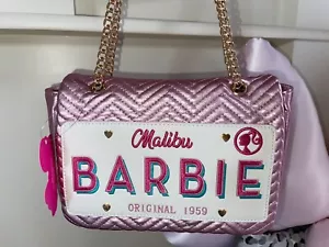 Borsa a tracolla Skinny Dip Malibu Barbie targa rosa metallizzato con catena nuova con etichette! - Foto 1 di 4