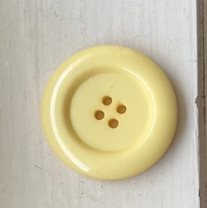 Thick YELLOW 3.3 Cm Diam Rimmed COATbutton - 4 Holes Freep.p. - Picture 1 of 2