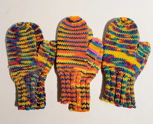 NEUE HANDGEFERTIGTE DAMEN ODER KINDER STRICKHANDSCHUHE -- 3 PAAR - BUNT - 8 1/2" LANG - Bild 1 von 2
