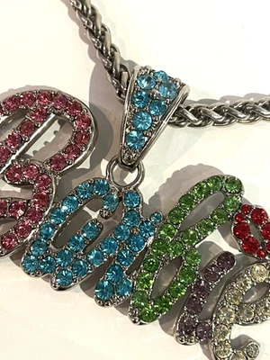 Collar con nombre de Barbie - pedrería multicolores Foto 1 de 4