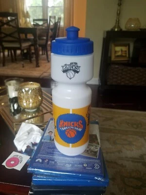 NBA New York Knicks 8 bits logotipo exprimir botella de agua de plástico caja de botín de baloncesto Foto 1 de 3