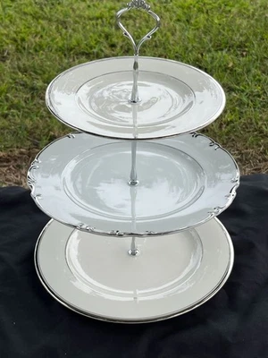 Bandeja para servir vintage Mikasa Marlboro China Siracusa Condesa China 3 niveles Foto 1 de 4