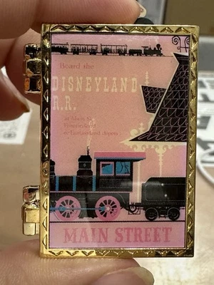 Carteles de atracciones DLR Disney - Disneyland Main Street Railroad con bisagra Lote 24 Foto 1 de 4