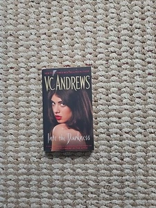 Into the Darkness V.C. Andrews Paperback Book Author of Flowers in the Attic - Foto 1 di 2