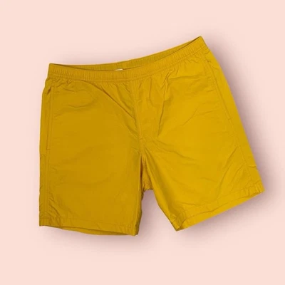 Pantalones cortos amarillos Gap medianos forrados de nailon con cordón Foto 1 de 4