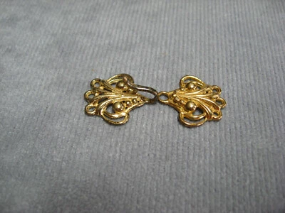 Cierre de gancho de 3 hebras con diseño de pergamino de lujo chapado en oro 16 x 34 mm Foto 1 de 4