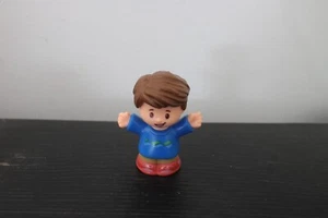 Fisher Price Little People Figur Junge Mann blau grün Hemd braune Haare Arme hoch - Bild 1 von 2