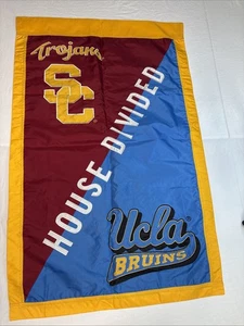UCLA Bruins vs USC Trojans House Banner diviso NCAA calcio double face 42x27 - Foto 1 di 7