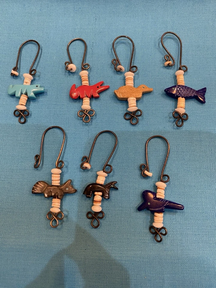 7 dijes de vino únicos con figuras de piedra talladas a mano (homenaje a los fetiches Zuni) Foto 1 de 4