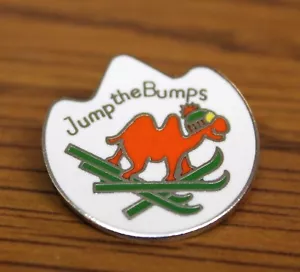 JUMP THE BUMPS Humor Esquí Esquí Insignia Recuerdo Viaje Divertido ESTILO LIBRE Camello - Imagen 1 de 4