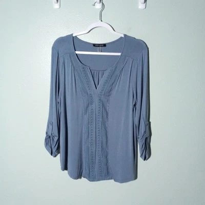 Blusa Top Cable & Gauge Talla XL, Azul Polvoriento Borde de Encaje Tejido Suave Manga con Pestaña Enrollable Foto 1 de 4