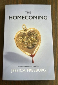 The Homecoming A Vivian Bennett Mystery by Jessica Freeburg Paperback Book - Foto 1 di 3