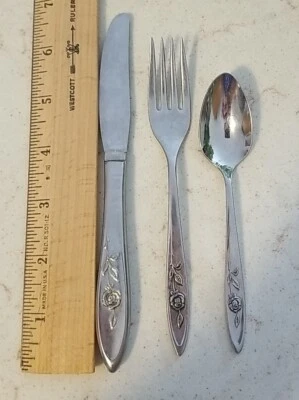  Conjunto de louça infantil Oneida aço inoxidável padrão rosa, uma faca, garfo e colher  - Imagem 1 de 2