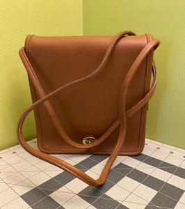 Bandolera Coach Classic de cuero con bloqueo giratorio bolsa compacta bronceada británica 9620 - Imagen 1 de 16
