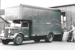 B/W PHOTO: BRITISH ROAD SERVICES (PURFLEET BRANCH) BEDFORD O TYPE 4W BOX VAN - Picture 1 of 1