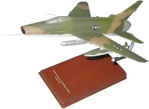 Espositore da scrivania mimetico USAF North American F-100 Super Sabre modello 1/40 SC aereo - Foto 1 di 8