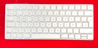 Teclado mágico Apple A1644 MLA22LL diseño español probado ¡¡¡¡Funciona muy bien!!!!! Foto 1 de 3