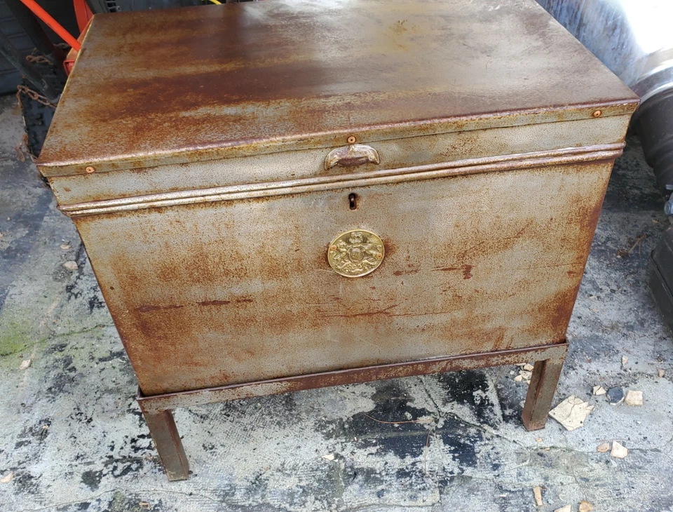 Antiguo armario seguro Milner's inglés de la Primera Guerra Mundial con soporte caja portátil resistente al fuego Foto 1 de 4