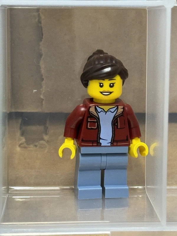 LEGO Minifigure - Woman, Dark Red Jacket - No twn430 - QTY 1 - Image 1 of 1