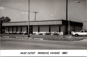 MK&T Railroad Train Station Depot Parsons, KS Kansas Vintage Car Postcard - Picture 1 of 2