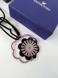 COLLANA DONNA SWAROVSKI ORIGINALE FIORE PIETRE ROSA SU SMALTO NERO LACCIO NERO - Foto 1 di 7
