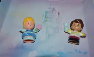 Fisher Price 2022 Disney Princess Little People - Aschenputtel und Prinz Charmant - Bild 1 von 3
