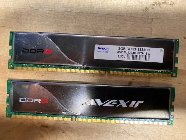 RAM de escritorio DIMM largo Avexir AVD3U13330902G-2SW 4 GB (2x2 GB) DDR3-1333 Foto 1 de 1