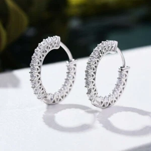 Pendientes de aro Huggie de diamantes de corte redondo VVS1/D de 2,00 quilates de oro blanco de 14 k para mujer - Imagen 1 de 4