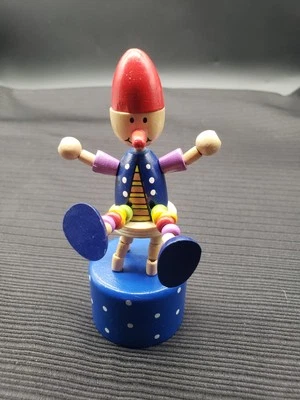 GOKI? Figura de marioneta push up de madera Press N Shake Doll  Foto 1 de 4