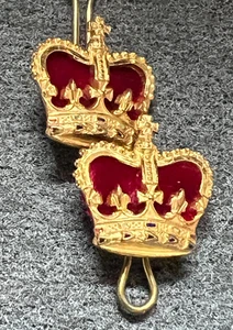 PAAR OFFIZIERE RANG KÖNIGINNEN KRONE ROT SAMT ZWEI ANSTECKER & ANSTECKNADELN KRAGENABZEICHEN - Bild 1 von 4