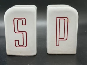 Vintage, weiß, Keramik Art Deco Stil Salz/Pfefferstreuer, roter Buchstabe, kein Korken - Bild 1 von 10