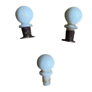 Vintage Posten 3 weiße Glas Strumpfhalter Stil Gewinde Knöpfe Zieher mit Hülse Hardware - Bild 1 von 3