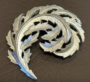 Vintage Crown Trifari Silver Tone Feather Textured Brooch Pin - Picture 1 of 7
