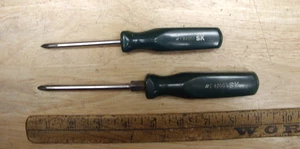 2 Vntg S-K Green Handle Phillips Screwdrivers Incl 82007-8-1/16",& 82003-6-9/16 - Picture 1 of 7