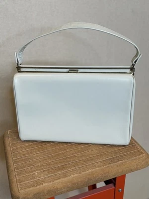 Bolsos de mano Elite vintage MCM de cuero marfil con cierre de metal y espejo  Foto 1 de 4